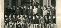 Estudiantes delante de las Escuelas "Aquilino La Torre  en la década de los sesenta.
